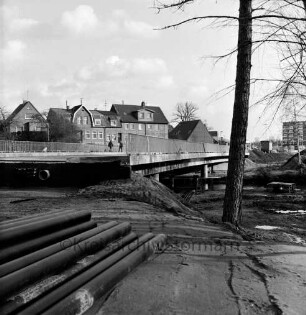 Konrad-Adenauer-Ring: Bauarbeiten an der Travebrücke: Blick nach Nordwesten