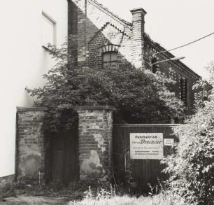 Stallgebäude : Vierseithof (19. Jh.). Toranlage gegen linkes Stallgebäude