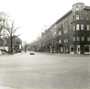 Cottbus, Wilhelm-Külz-Straße. Blick von der Kreuzung Bahnhofstraße nach West mit Wohnhäusern, Nr. 49/51