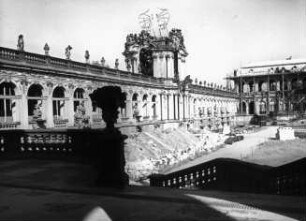 Dresden, Zwinger, Kronentor und Westflanke mit Kriegsschäden; 1709-1728: Matthäus Daniel Pöppelmann; Balthasar Permoser; 1847-1854: Gemäldegalerie von Gottfried Semper; Pöppelmann, Matthäus Daniel; Permoser, Balthasar