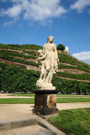 Venus mit Amor : Venus mit Amor. Sandstein (um 1730). Radebeul-Niederlößnitz, Garten von Schloss Wackerbarth ( im Hintergrund der Jacobstein)
