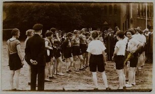 "St. Pauli - Lübeck", Schlagballspiel der Damen