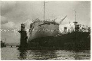 Das KDF-Schiff "Robert Ley" auf dem Trockendock im Hamburger Hafen