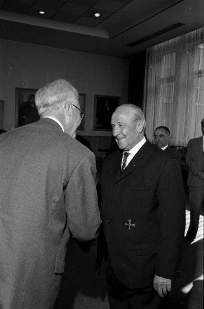 Verleihung des Bundesverdienstkreuzes an den Karlsruher Verleger und kongolesischen Generalkonsul Karl Fritz.