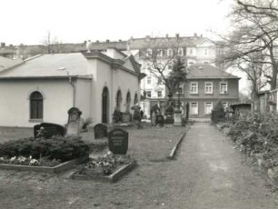 Dresden-Neustadt, Innerer Neustädter Friedhof (1732 angelegt). Seitenfront der Parentationshalle (1799; Ch. T. Weinlig). und Grabmale