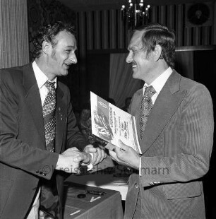 Verein Oldesloer Kegler e.V.: Kegel-Stadtmeisterschaft 1976: Siegerehrung im Herrenwettbewerb: Hans Böttcher jun. gratuliert dem Stadtmeister Peter Kupper