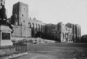 Avignon, Papstpalast (Palais des Papes), Fassade unter Clemens VI., Innozenz VI., Urban V. (1342-1365); Turm unter Benedikt XII. (1335-1342)