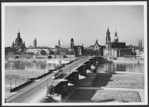 Dresden mit Augustusbrücke : Dresden-Altstadt. Blick von der Neustädter Wache (Blockhaus) über die Augustusbrücke auf die Silhouette der Dresdner Altstadt