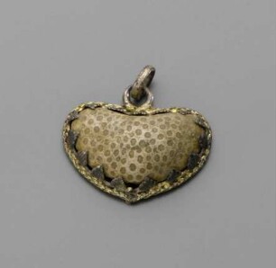 Herzförmiges Amulett