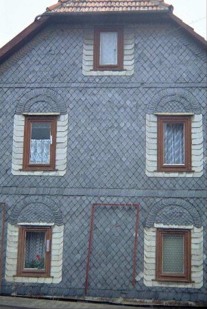 Hausgiebel mit Schieferornamenten