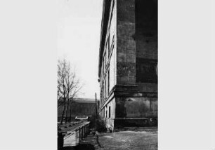 Blick auf die zum Teil zerstörte Fassade des Alten Museums