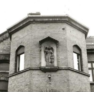 Cottbus, Straße der Jugend 24. Schwesternheim (1928) der Christuskirche, Obergeschoss des Turmvorbaus mit Nischenfigur "Segnender Engel mit Kind"