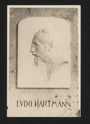 Foto eines Portrait-Reliefs von Ludo Moritz Hartmann, Historiker in Wien und Freund von Lujo Brentano