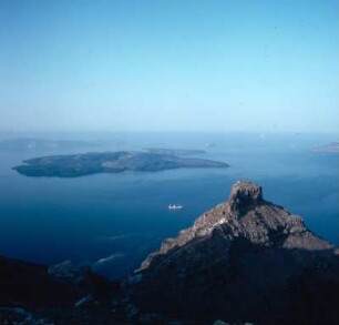 Thera = Santorini. Ausblick auf Skaros und Kaiménia-Inseln. K1
