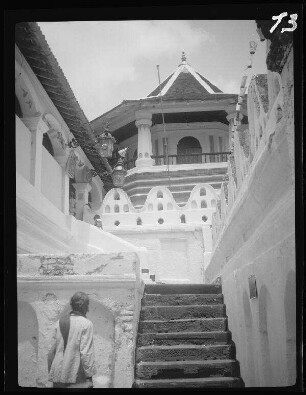 Kandy (=Sri Lanka): Treppenaufgang zum "Zahntempel" (Sri Dalada Maligawa)