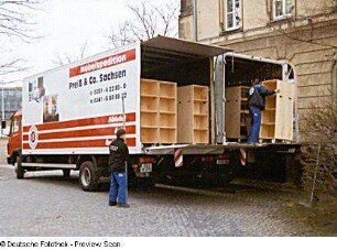 Anlieferung der fahrbaren Buch-Transportbehälter in der Marienallee