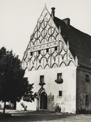 Bad Schönfließ. Ansicht des im 16. Jh. errichteten Rathauses. Hier der spätgotische Giebel