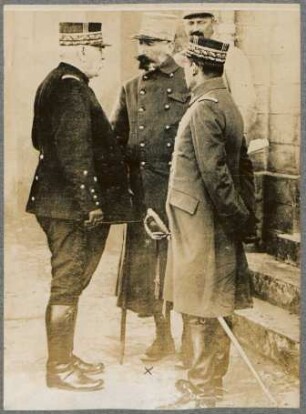 General Joffre im Gespräche mit General Bazelaire (X)