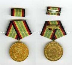 Medaille für treue Dienste in den Grenztruppen der DDR in Gold, mit Interimsspange und Etui