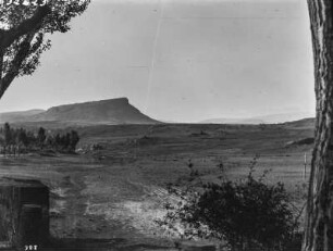 Der Pico Frentes : Blick über eine Ebene auf den Tafelberg Pico Frentes