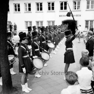 Ahrensburger Schützengilde: Schützenfest und Kreisverbandsfest: Stormarnplatz: vor Bruno-Bröker-Heim: Aufstellung der dänischen Mädchengarde "Haderslev Pigegarde"