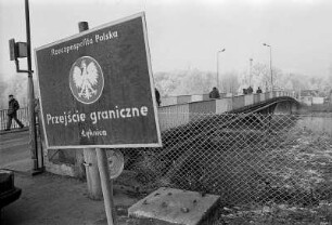 Deutsch-polnische Grenze. Grenzschild an der Neisse bei Leknica. Leknica
