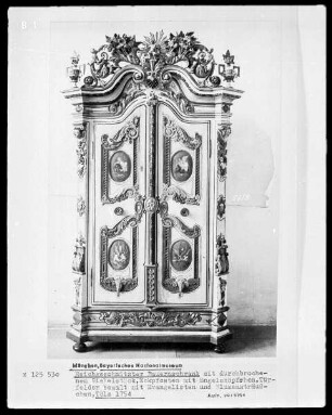 Bauernschrank mit durchbrochenem Giebelstück, Eckpfosten mit Engelsköpfchen, Türfelder bemalt mit Evangelisten und Blumensträußchen