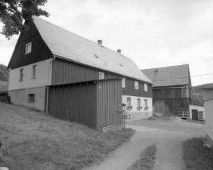Schöneck-Eschenbach, Schönecker Straße (?) 17. Vierseithof. Wohnhaus (1850). Blick in den Hof von der Zufahrt
