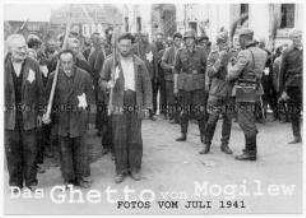 Einladungskarte zur Eröffnung einer Fotoausstellung über das jüdische Ghetto in Mogilew (Belarus) während der deutschen Besatzung