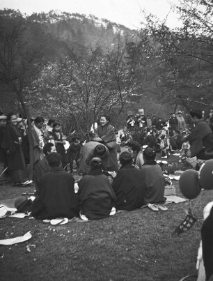 Kyōto. Blütenfest (wahrscheinlich im Februar zur Pflaumenblüte auf dem Gelände des Kitano Tenmangū Schreins im Norden der Stadt). Tanzvorführung zu Bambusflöten-Musik