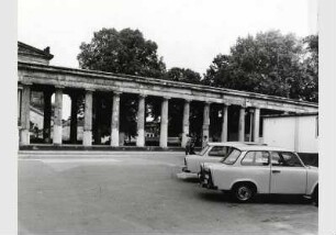 Parkende Autos vor dem Hintergrund der Kolonnaden auf der Museumsinsel