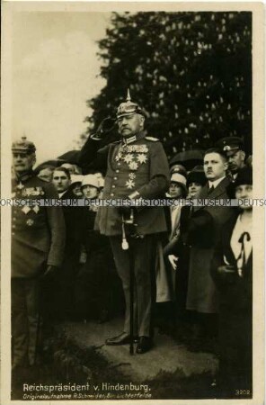 Paul von Hindenburg grüßend in einer Menschenmenge