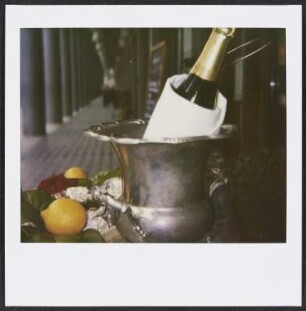 Schaumwein-/Proseccoflasche vor der Enoiteca Il Calice in Berlin