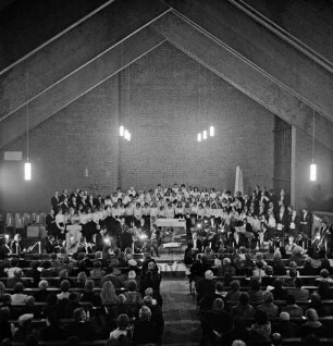 Weihnachtskonzert: Weihnachtsoratorium von Johann Sebastian Bach: Veranstalter Städtischer Musikkreis: Oldesloer Männerchor von 1844, Oldesloer Singakademie von 1946, Jugendchor, Mitglieder des Sinfonieorchesters des Norddeutschen Rundfunks NDR im Altarraum, unter Leitung von Bruno Brückmann: Altar: unten Zuhörer in Kirchenbänken: Blick von Empore, 17. Dezember 1978