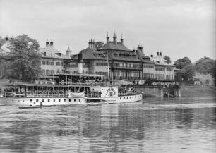 Dresden, Schloss Pillnitz : Dresden. Blick über die Elbe zum Schloss Pillnitz. Personen-Seitenraddampfer "Mühlberg" vor dem Wasserpalais