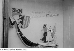 Sichtwerbung für das IV. Parlament der FDJ in einem Schaufenster eines Textilwarenladens