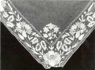 Detail eines Halstuches der Bautzener Tracht : Bildende Volkskunst - Flachsfaser. Ecke eines Halstuches der ehemaligen Bautzener Tracht.