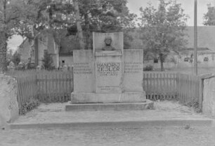 Zejler-Denkmal Lohsa : Lohsa. Denkmal für den Dichter Handrij Zejler (1804-1872, dt. Andreas Seiler, sorbischer Dichter)