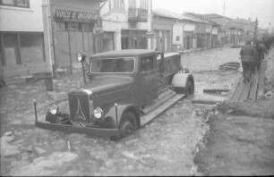 Giurgiu [Walachei]: Feuerwehrauto im Wasser, nahe