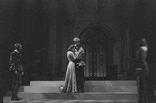 Szenenbilder aus der Komödie "Viel Lärm um nichts" von William Shakespeare im Theater am Schiffbauerdamm in Berlin : Szene mit Ursula Meißner (1. von rechts)