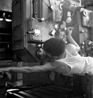 Wuhan (China). Schwermaschinenbau. Arbeiter an einer Werkzeugmaschine