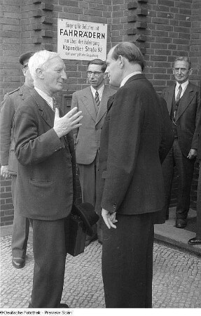 Aufnahmen vom Besuch des britischen Politikers und Ökonomen Lord William Henry Beveridge in Berlin : Lord Beveridge im Gespräch mit Dr. Ernst Schellenberg (rechts)