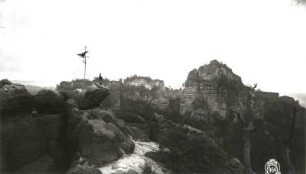 Sächsische Schweiz, Schrammsteine. Falkenstein. Gipfelkopf mit falkengeschmückter Gipfelstange. Blick nach Südost zur Schrammsteinaussicht und zum Hohen Torstein