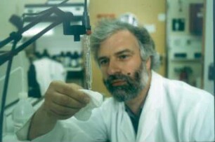 Langen, Paul-Ehrlich-Straße 51/59. Paul-Ehrlich-Institut. Elektrode des pH-Meters muß mit Flüssigkeit bedeckt bleiben