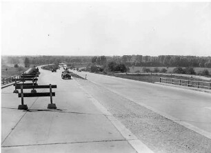 Trassierung bei AD Karlsruhe. Blick von der Unterführung der B 10 in Richtung Karlsruhe.