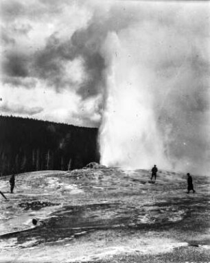Old Faithful Geysir : Wasserfontäne des Old Faithflu Geysirs während eines Ausbruchs.