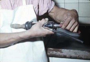 Aufschieben des kurzen Milchschlauches auf das Schauglas