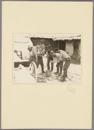 Seeliger und Soldaten waschen sich im Schnee