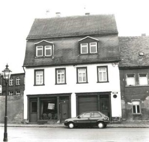 Pegau, Schloßplatz 2. Wohnhaus mit Laden (um 1830). Straßenfront