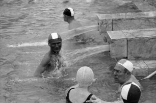 Zurzach, Schweiz: Oberbürgermeister Keidel badet